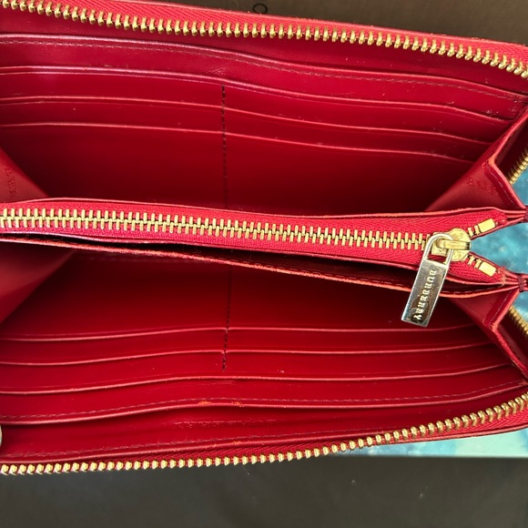 ❌❌ NOT AVAILABLE ❌❌ Beautiful Burberry Zippy Wallet - Picture 3 of 9